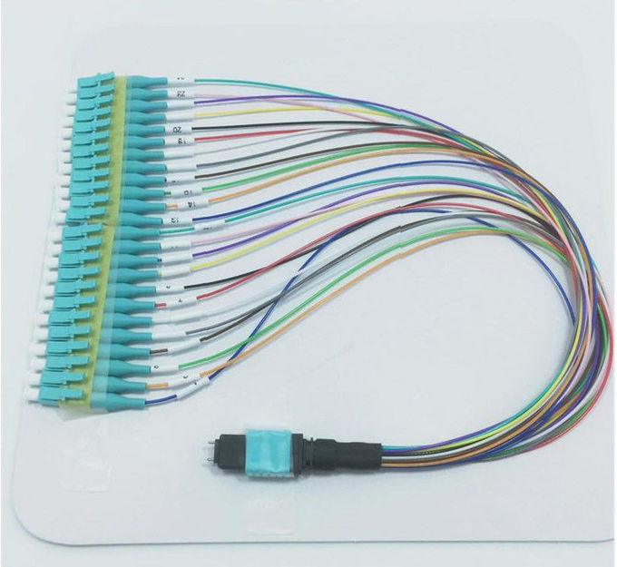 OM3 ventilam para fora o cabo de fibra ótica MPO de 12 núcleos ao LC com perda do retorno alta do comprimento de 0.9mm